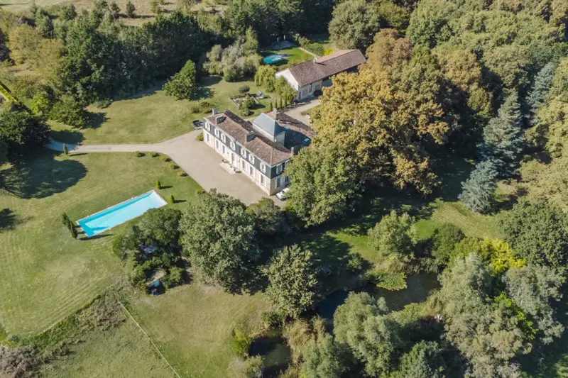 À moins d'une 1h de Bordeaux - Château du XVIII ème siècle - 700m² sur 11 hectares, piscine avec vue — photo 4