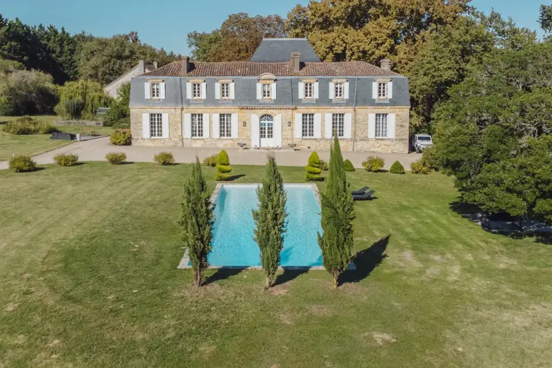 À moins d'une 1h de Bordeaux - Château du XVIII ème siècle - 700m² sur 11 hectares, piscine avec vue — photo 2