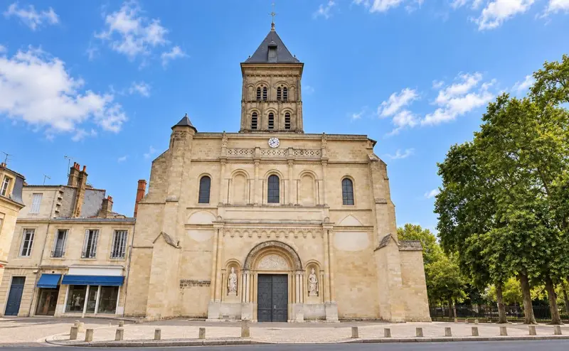 Ensemble immobilier, maison avec garage et jardinet, Un 2 pièces et Un studio
