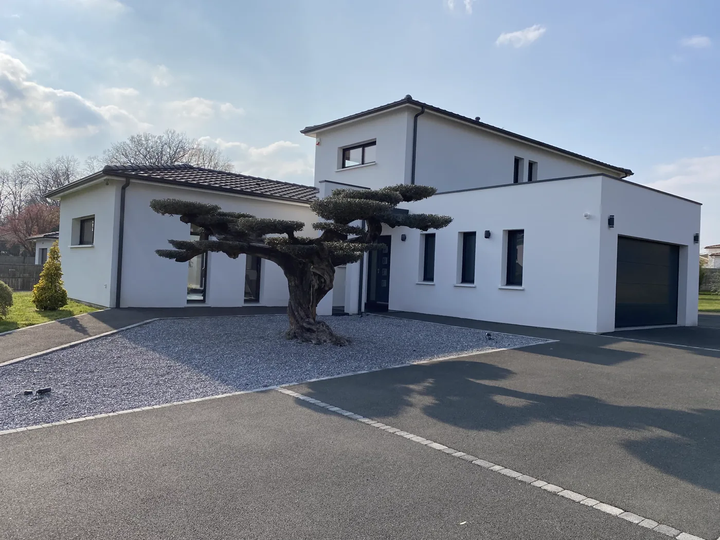 Maison contemporaine avec jardin paysager vendue près de Bordeaux