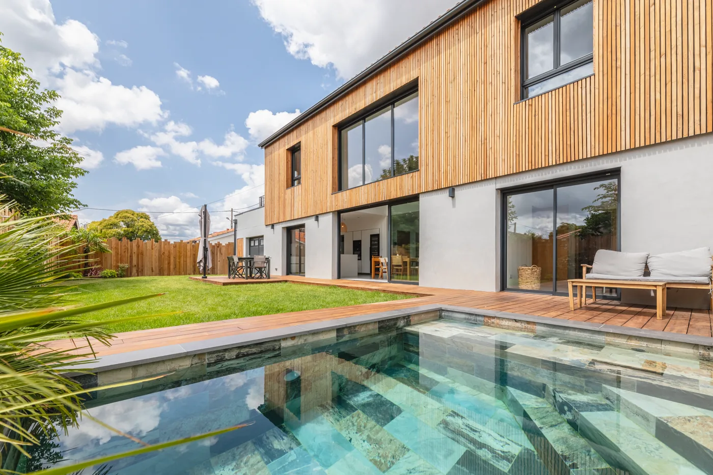 Maison contemporaine avec piscine vendue près de Bordeaux